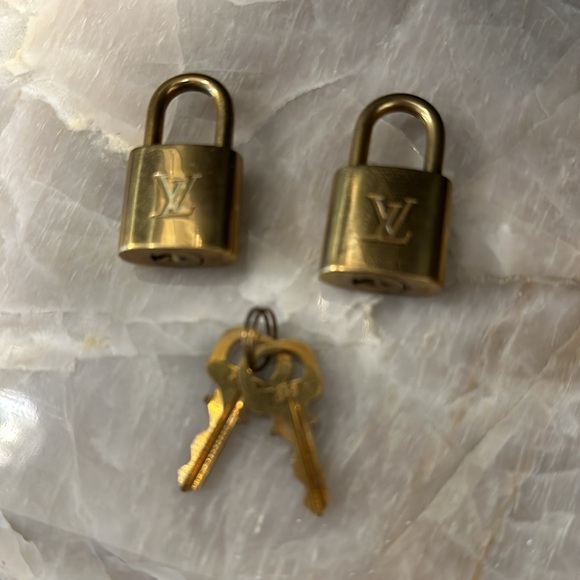 Authentic Louis Vuitton Evasion Travel Bag - Picture 7 of 12